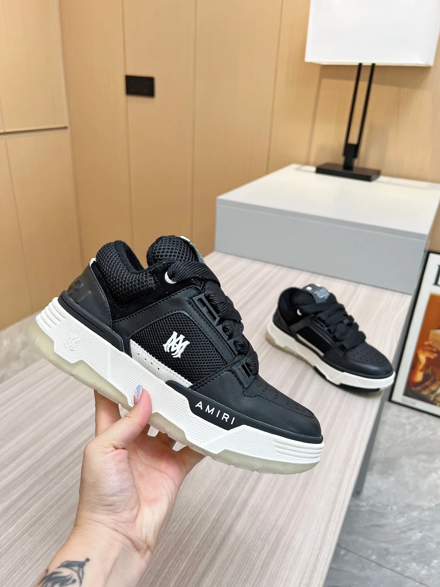 p620💰Men's shoes Amiri Emile's 2023 spring and summer new MA-1 bread shoes, couple models, casual sports shoes, sneakers Amiri gave up the rock punk style in the new season and used a large number of unsaturated colors, Morandi tones, whether you see or wear them, it will make people very happy. The large tongue of the bread shoes continues, shortens the length of the shoe body, thickens the midsole, and the toe part is more rounded. Amiri's brand letters and MA logo appear on the side of the shoe. Fabric: Original customized imported first-layer cowhide + mesh. Lining: Original customized breathable towel lining. Outsole. Foam combination material. Bottom thickness: 4CM. Size: Men's 39-45